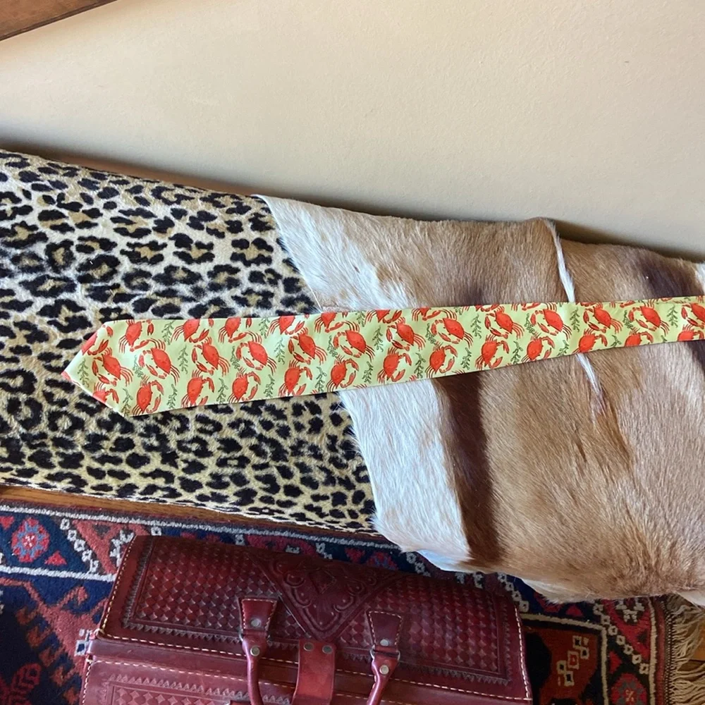 J. McLaughlin  100% Silk‎ Crab Tie